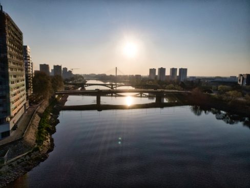Une succession de ponts sur la Loire dans le quartier Malakoff-Marcel Saupin. La Loire, dernier fleuve sauvage d'Europe semble baigné de quiétude.