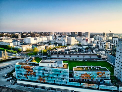On est Nantes P....et oui le fameux stade Marcel Saupin à Nantes. Théatre des exploits des Nantais , d'Oscar Muller, d'Eric Pécout, d'Henri Michel. Au fond le nouveau Malakoff et les immeubles de bureaux du Mail Pablo Picasso se réveillent.