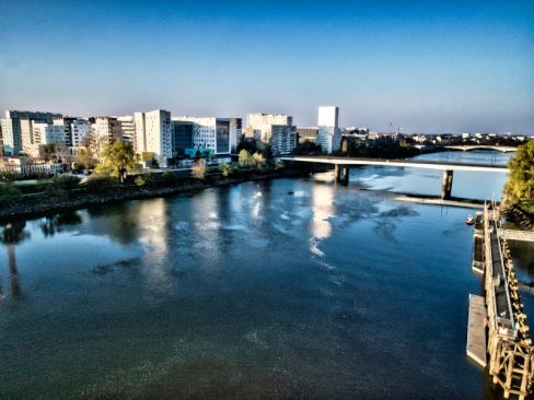 Nantes, ses ponts et ses immeubles du quartier Polaris se reflètent dans la quiétude de la Loire