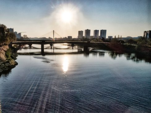 Des rayons de soleil percent l'objectif du drone en train de photographier la Loire lors d'un suivi e chantier.