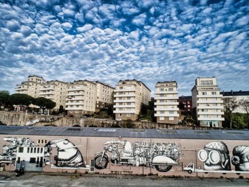 Prises de vue et art. La bonne combinaison. Une symbiose parfaite entre l'art, le street-art et ses graffitis, les curiosités architecturales et la nature et ses nuages moutonneux.