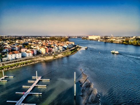 Le navibus s'apprête à accoster à la gare maritime de Trentemoult baignée par les rayons doux d'un soleil matinal.