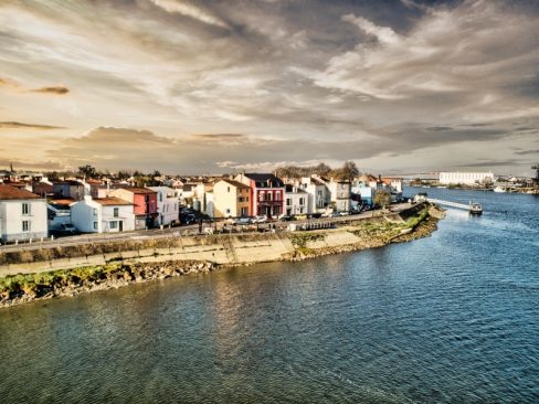 Le magnifique et coloré port de Trentemoult. Autrefois, village de pêcheurs, d'armateurs et coupe-gorge notoire, c'est aujourd'hui un des quartiers bobos de Nantes et soumis à la gentrification.