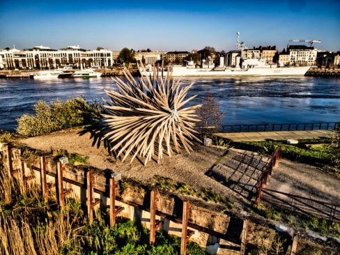 Le hérisson de Vincent Mauger a trouvé sa place au pied de la grue jaune. la structure que l'on appelle également le hérisson, a quitté la place du Bouffay pour pérenniser sa présence sur les quais de Loire. En face, le Maillé-Brézé, trône sur la Loire et protège la ville...enfin culturellement parlant.