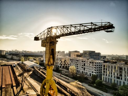 La grue Jaune porte à bout de bras ce nouveau quartier de Nantes.