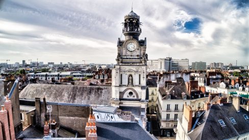 Prises de vues aériennes de l'église Sainte Croix à Nantes. Cette photo prise par drone depuis le toit des galeries Lafayette, nous montre au premier plan l'église et son magnifique clocher et en deuxième plan le CHU de Nantes