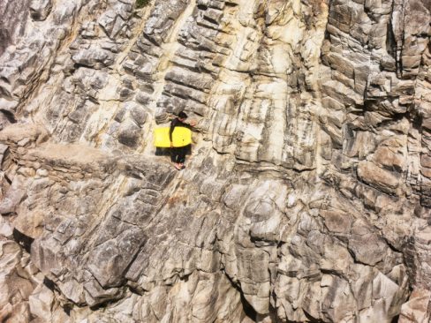Une bodyboardeuse se lance sur une falaise à Quiberon afin de rejoindre un secret spot, comme on dit. En fait, une plage, une crique difficile d'accès et dont le chemin ne se révèle qu'aux initiés et aux surfeurs locaux.