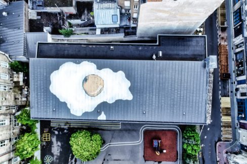 Nantes est une ville créative, on le sait. Il y a également quelques perles cachées ici ou là. On retrouve ici une photographie d'un graffiti représente"sentant un oeuf sur le plat dessiné sur un toit. Il n'est visible de personne, c'est un peu l'essence même de l'art, et d'olaf, qui est de voir l'invisible.