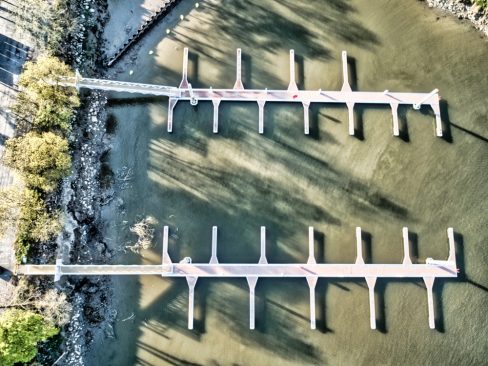 Vue aérienne des pontons de Trentemoult dans l'agglomération nantaise. Ne me demandez pas pourquoi il n'y a plus e bateaux, pourquoi tous les emplacements sont disponibles ? campagne de curage, histoire d'enlever un maximum de sédiments ?