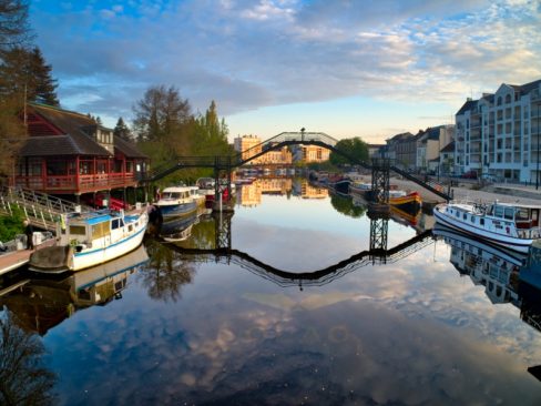 Cette passerelle métallique à la forme si particulière permet de laisser passer les embarcations. Elle est très graphique, très belle, et use un peu les jambes quand on décide de passer sur l'île Versailles.