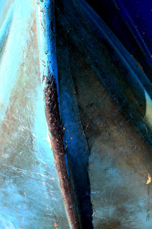 Les mondes marins sont souvent très graphiques.Une coque de bateau couvertes de bleus devient une oeuvre d'art sous l'objectif du photographe