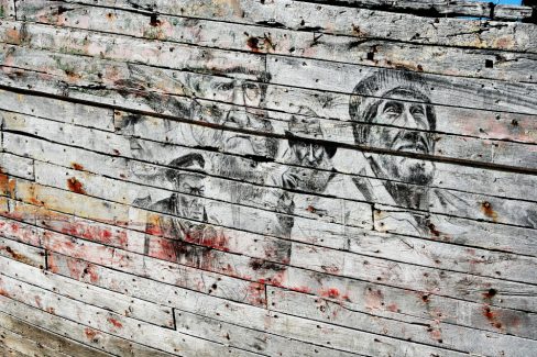 Une coque dans un cimetière de bateaux a servi de support à un artiste et ses fusains. Cette oeuvre éphémère n'existe plus aujourd'hui.