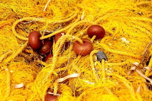 Un filet de pêche d'un jaune éclatant était posé sur le quai. Au vu de sa couleur, on se demande comment font les poissons pour ne pas le voir.