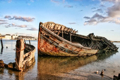 Bienvenue dans les mondes Marins. Ici, le cimetière de bateaux du Magouër du côté d'etal et Plouhinec dans le Morbihan