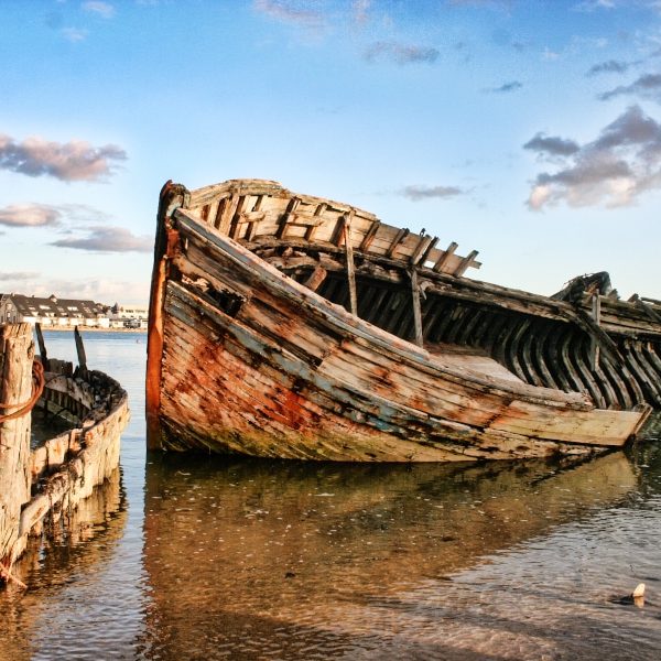 Bienvenue dans les mondes Marins. Ici, le cimetière de bateaux du Magouër du côté d'etal et Plouhinec dans le Morbihan