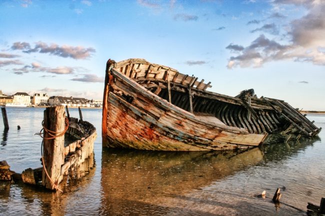 Bienvenue dans les mondes Marins. Ici, le cimetière de bateaux du Magouër du côté d'etal et Plouhinec dans le Morbihan