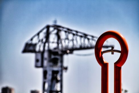 La grue titan Grise est amarrée sur les quais de Loire.