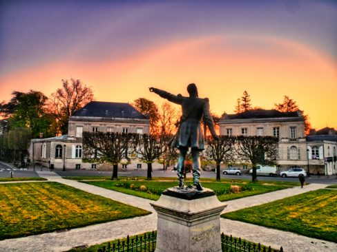 La statue du Général Mellinet pointe du doigt l'entrée de la Start-up nantaise Akénéo. Le soleil se lève et illumine le quartier qui se réveille doucement. lLe boulevard saint Aignan n'est pas encore saturé à cette heure de la journée