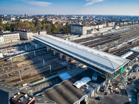 Ici, une prise de vue aérienne propose un autre angle de vue à la nouvelle gare SNCF de Nantes. des travaux en cours par la société Demathieu Bard est en charge de moderniser cette gare et la rendre, plus lumineuse.