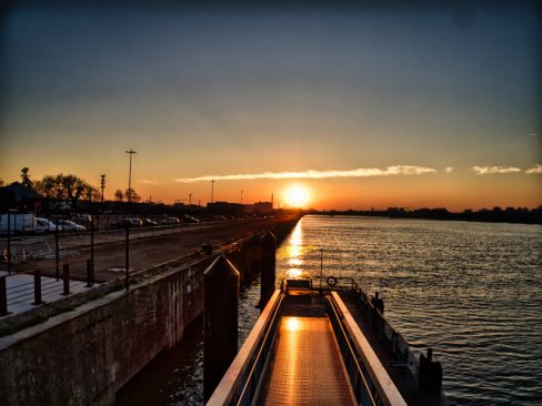 Le soleil se lève sur le nouvel équipement situé au pied de la tour Titan Grise. le navibus a désormais ici un arrêt permettant de relier soit Trentemoult, soit la gare maritime