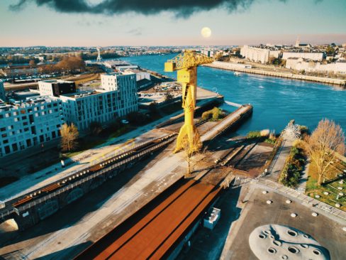 La lune rousse part se coucher quand la grue Titan jaune se lève