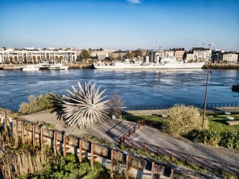 Le hérisson de Vincent Mauger a trouvé sa place au pied de la grue jaune. la structure que l'on appelle également le hérisson, a quitté la place du Bouffay pour pérenniser sa présence sur les quais de Loire.