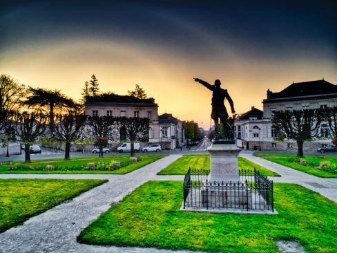 La statue du général Mellinet sur la place éponyme. Entre Start-ups et restaurants le quartier se développe.
