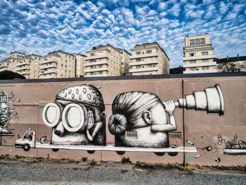 Grafittis, ou plutôt fresque, au vu de la taille de l'oeuvre sur le Quai Marquis d'Aiguillon à Nantes. une oeuvre du collectif Semor Ador