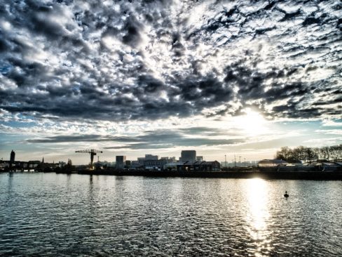 Le soleil se lève, et oui encore et comme tous les jours sur Nantes. Une lutte qui ne dit pas son nom entre les cieux, le soleil et les nuages. le soleil en sortira vainqueur.