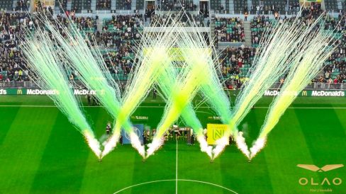 spectacle pyrotechnique aux couleurs du FC Nantes lors de la réception du PSG au stade de la Beaujoire