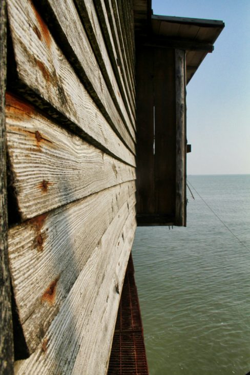 Ces pêcheries jalonnent les côtes de l'atlantique de Saint Nazaire à l'estuaire de la Gironde. Elle sont souvent familiales. la plupart d'entre elles sont encore en activité et disposent de carrelets, ces filets rectangulaire dans lequel on met un appa^t pour pêcher notamment des crevettes.