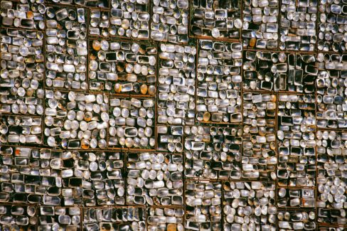 Photographie du Mur de Planck de la compagnie de théâtre de rue Royal De Luxe. Il s'agit d'un gigantesque assemblage de phares de voitures de pliusieurs mètres de haut. Une oeuvre contemporaine
