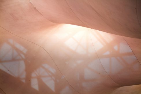 Sous les nefs de l'éléphant à Nantes un vélum a été tendu. Sous l'effet des bourrasques de vent, il se soulève et donne cette impression de légèreté.