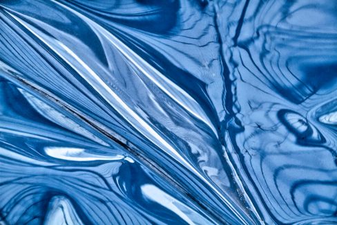 Dans le série bleue, voici AD Blue, une histoire de métal qui rencontre la lumière et des lignes. Encore des aberrations photographiques dont Olao a le secret.