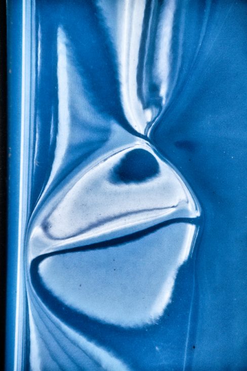 des parenthèses sont ouvertes. Ici un lapin bleu, à moins que cela ne soit une grenouille, ou un paumant bleu