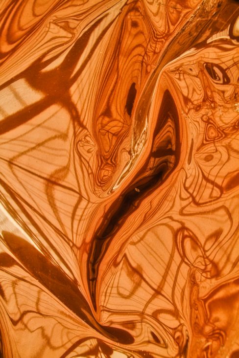 Sous les dorures du palais des formes cuivrées donner vie à des formes étranges