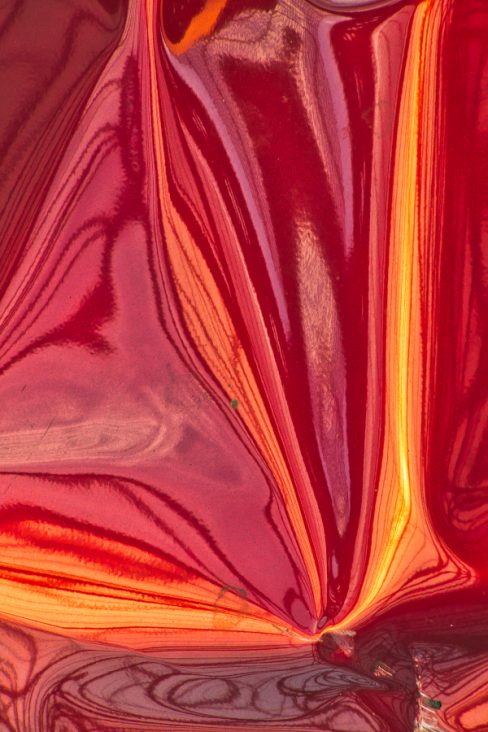 Orange, Jaune, rouge, les couleurs des services de secours semblent lutter contre la gravité. des formes généreuses tentent de barrer la route à des filaments de couleurs vives qui souhaitent s'échapper et quitter l'atmosphère. Une parenthèse de poésie.