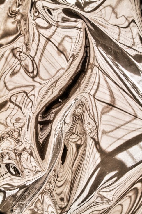 Aberrations photographiques et chromatiques sont au RDV dans cette galerie qui s'enrichit régulièrement. Le métal doré se tord et offre des parenthèses, des instants parfois sacrés et laissent entrevoir entre les lignes diverses formes.