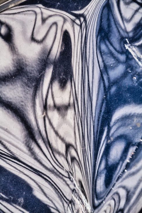 Cette fois-ci les tons de cette photographies de la catégorie "Parenthèses", une bulle de création et d'abstraction sont dans les bleus et gris. Des lignes s'entremêlent et créer des structures éphémères.