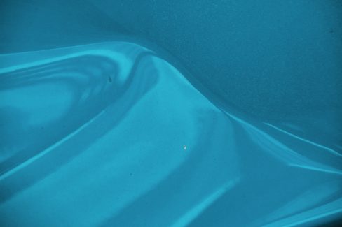 Une vague d'unbleu turquoise submerge la photo. Un bleu doux et lumineux pour ne pas dire envoutant.