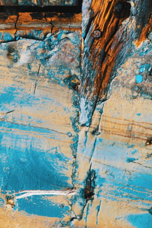 une vieille coque de bateau à la Torche en Bretagne a beaucoup vécu. On note les différentes couches de peinture successives qui ont pu être passé. La coque est assez vieille car on remarque une corde qui servait à l'époque à assurer l'étanchéité du système