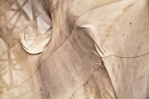 Un velum, ce genre de voile nuageux pris sur le vif sous une rafale de vent. Coincé entre la structure Eiffel du toit et le sol, il vibre et offre des instants, des parenthèses.