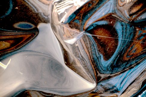 Des formes apparaissent. Non ce ne sont pas des arénaglyphes, c'est...ce que vous voulez. Difficile de d'écrire de l'abstrait. Sur le même principe que cette galerie, à savoir, des formes diffuses de couleurs se mélangent et donnent naissances à des parenthèses, des instants de magie. Une carrosserie qui est pliée, des couleurs et le tour est joué.