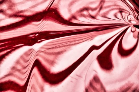 Encore une "Parenthèse", cette fois dans le tons rouges vernis, rouge et rose brillants. La ligne directrice rouge ressemble à une partition de musique, d'où le titre de cette photo, partition. J'y vois des clés de sol et des notes aériennes.