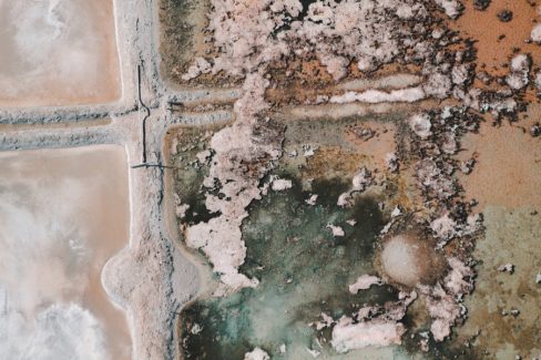 Dans la série aberrations photographique et/ou chromatiques voici une photo de las. Dans les marais salants de Guérande, en Loire Atlantique, les talus de terre glaise érigés par l'homme sont gorgés de sel et craquèlent sous l'effet du soleil. Des formes apparaissent, des craquelures se forment. Abandonné sur une digue, un las, cet outil des paludiers semble bien seul au milieu d'une nature qui reprend ses droits.