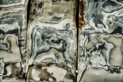 Un incendie s'est déclaré dans un bâtiment industriel. Les flammes ont léché le bardage et laissé des traces. C'est ce que nous avons pris en photo. de mémoire, cette image a été prise en Bourgogne. Le sommet des aberrations photographiques et chromatiques ? peut-être que oui. Car, cet incendie a profondément modifié la structure et les couleurs du produit original.