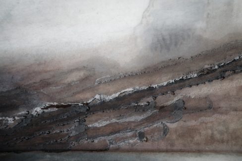 Une coque métallique de bateau est en train d'être découpée pour être ressoudée par la suite. Entre temps, nous sommes passés par là pour capter cet instant et prendre des photos de cette coque ainsi scarifiée. Une véritable oeuvre d'art abstraite.