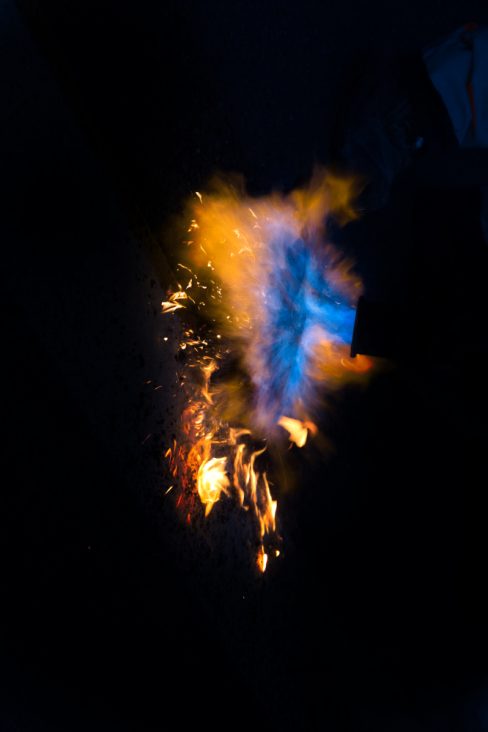 Une cercle de feu. Par endroit la flamme est pure