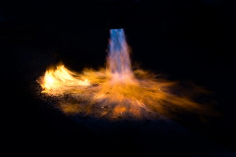 est-ce un feu de volcan? Non un décapage thermique. Il n'y a pas grand chose qui résiste à ce lance-flamme