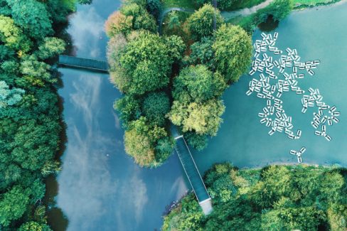 Des dizaines de petites embarcations attendent leurs élèves pour aller se promener